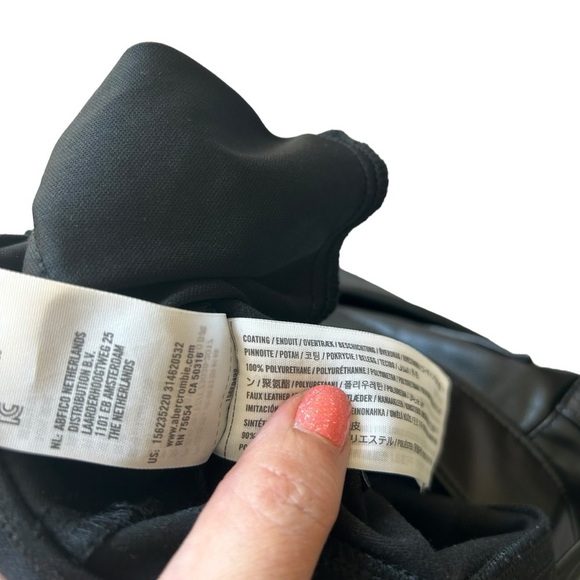 Abercrombie & Fitch Curve Love Vegan Leather 90s Relaxed Pant size 6/28S short - Picture 6 of 9